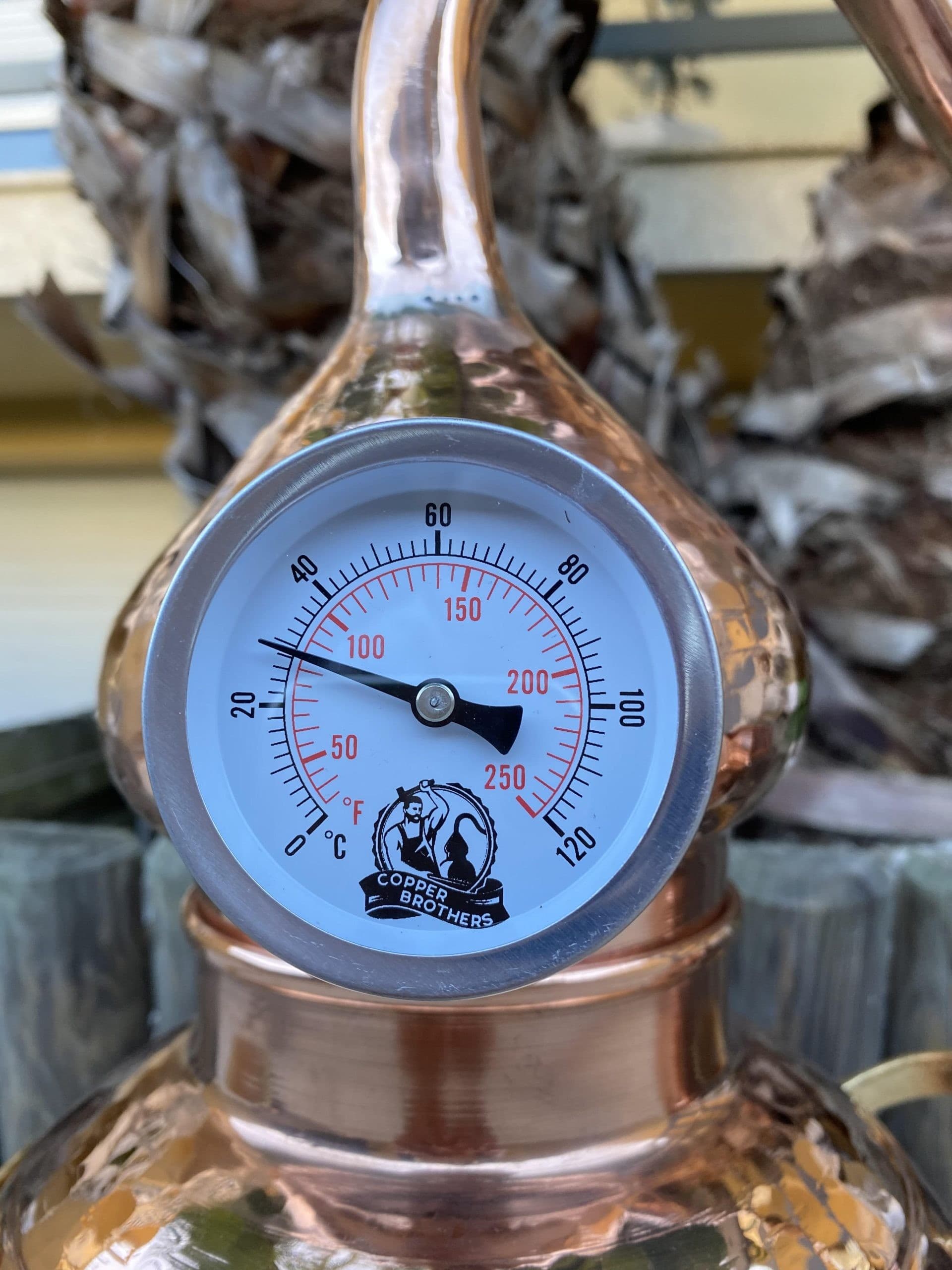 This Spring thermometer is suitable for any sized model still and can be used to monitor temperatures in both the distillations of spirits as well as the distillation of essential oils and hydrosols and it shows the temperature in both Celsius and Fahrenheit degrees .