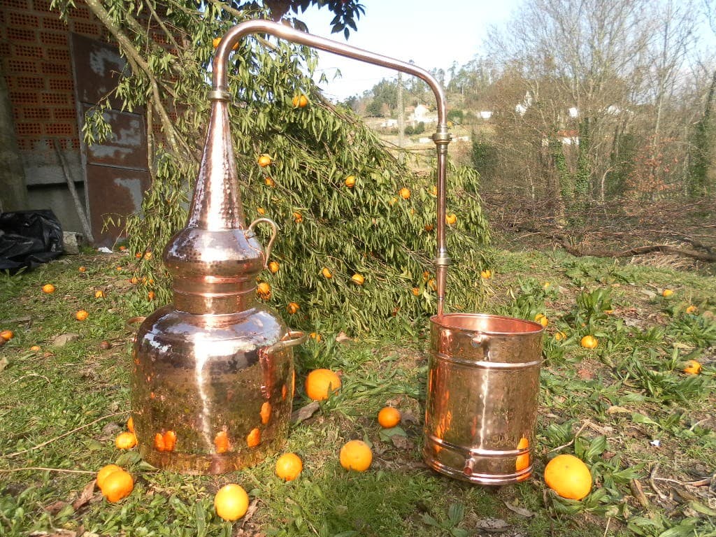 This Handcrafted Premium Copper Whiskey Alembic Still is based on the same design as many Scotch whiskey stills used in professional distilleries.