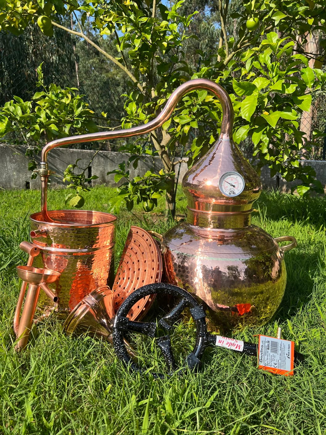 This complete distilling kit includes:  a 40 L premium alembic equipped with  a copper pot with soldered union construction, a swan neck lid and a condensing recipient with serpentine coil and water inlet/outlet. This kit also includes a spring thermometer installed on the helmet, a copper sieve tray,  copper funnel, a copper parrot spout and a gas burner, saving you 58.30 Euros on the total for these products.