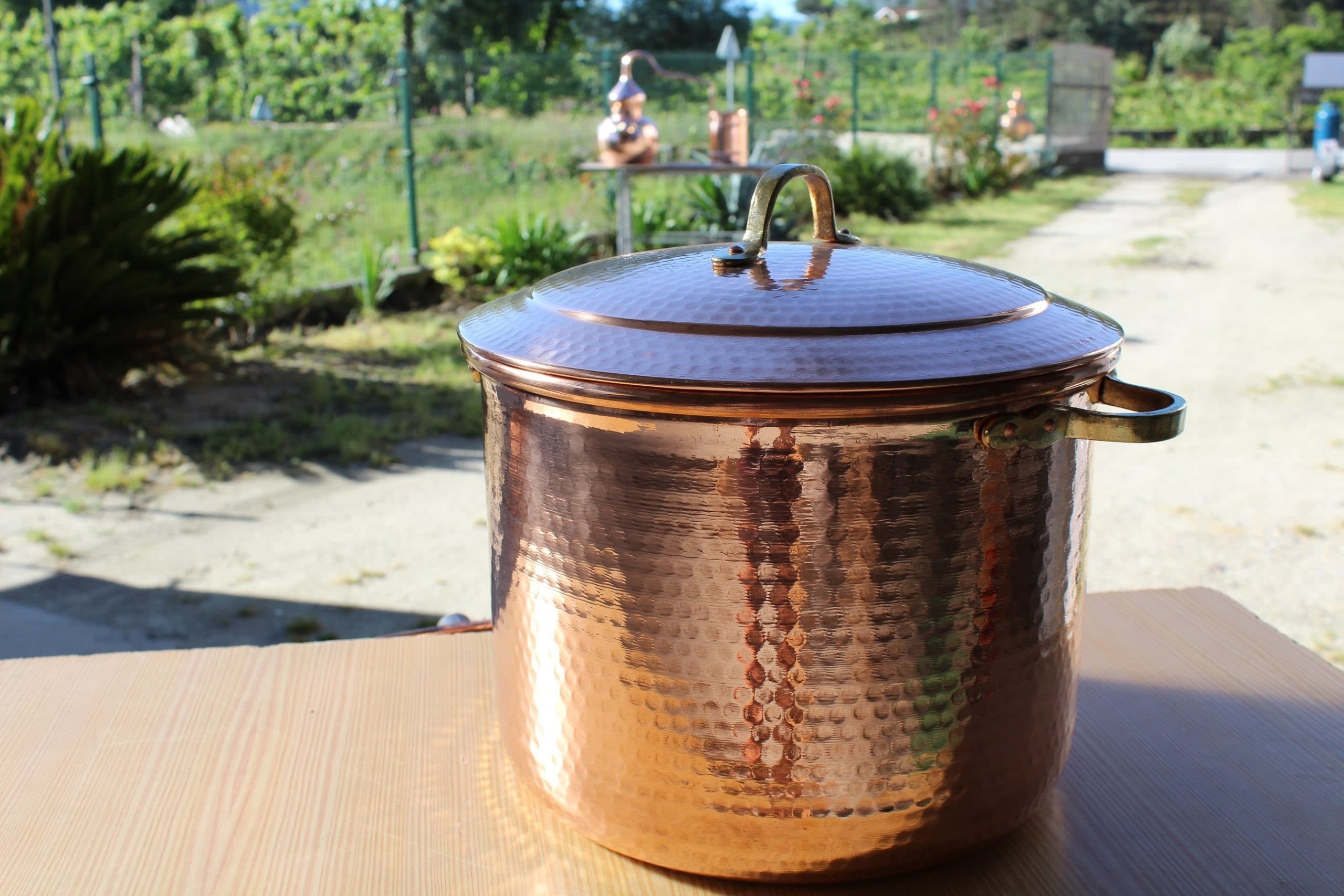 This beautiful 10 L Copper Brew/stew Pot is machine made but hand hammered, and is are perfect for cooking anything you like, they are widely used for cooking octopus or marmalade and jam, but they can be used for many other dishes, or even for brewing beer.