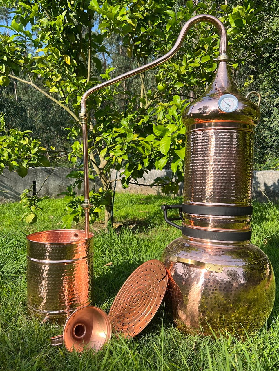 This complete distilling kit includes: a 40 L premium column alembic equipped with a copper pot with soldered union construction, a swan neck lid and a condensing recipient with serpentine coil and water inlet/outlet. This kit also includes a spring thermometer installed on the helmet, a copper sieve tray, and a copper funnel, saving you 60.54 Euros on the total for these products.